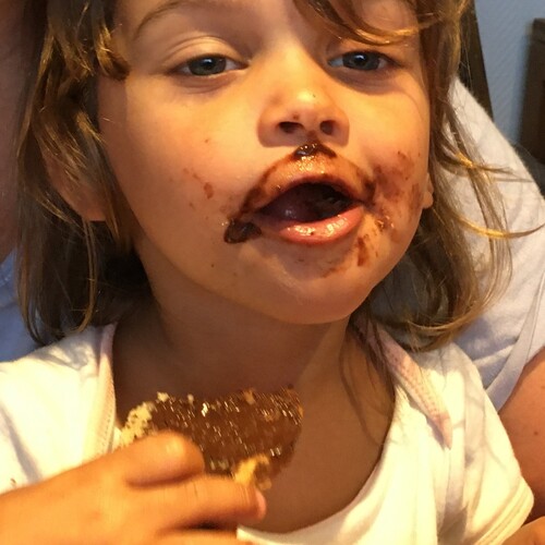 Bij Oma zit er vééééél choco op de bokes!  - Milla