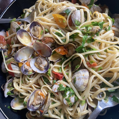 Na een kantoordag, heerlijk thuiskomen mét lievelingspasta die al op tafel staat! - Brit