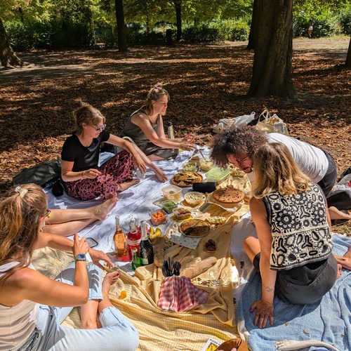 Met voeten in het gras, vrienden, vers eten een nieuw levensjaar inzetten.  - Chantal dierickx 