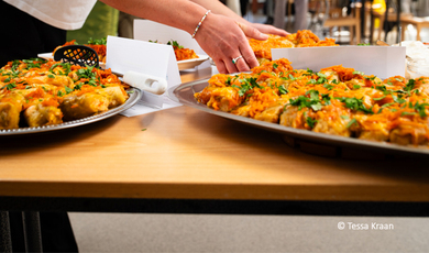 AAN TAFEL <br />
01/12 (€10)<br />
Schrijf je hier in 