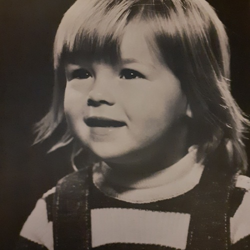 Dank voor dat compliment.
Gewoon uit het niets.
Dat zorgt voor een glimlach op mijn gelaat,
waarmee ik op mijn beurt mensen blij maak. - Elfi