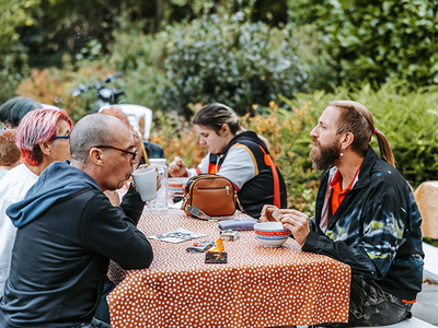 AAN TAFEL CAFÉ ZONDER NAAM<br>ZA. 6 JUNI