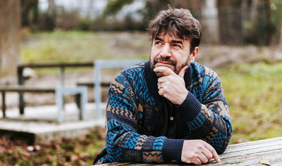 Bleri Lleshi over de spreuk...<br>Wie nieuwsgierig is,<br>ontdekt meer